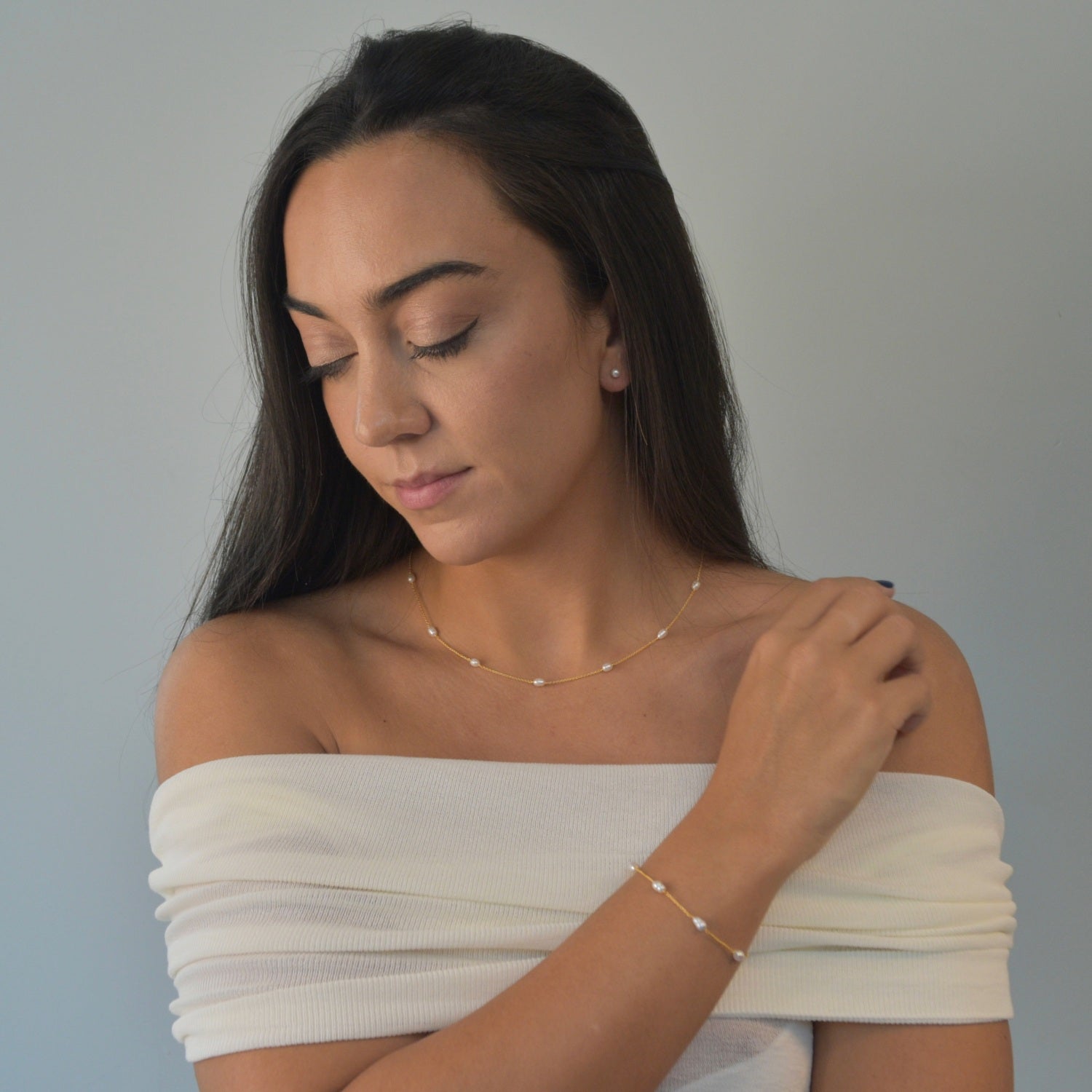 Nova Freshwater Ivory Pearl Necklace featuring lustrous freshwater pearls spaced along a delicate gold vermeil chain. 