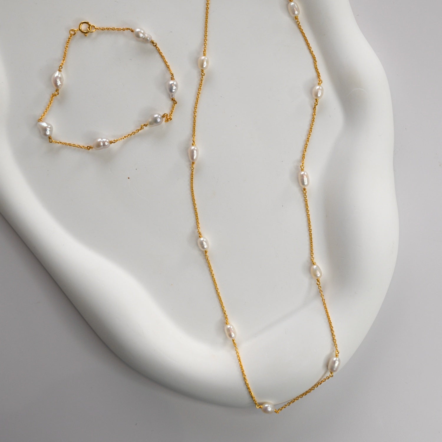 Nova Freshwater Ivory Pearl Necklace featuring lustrous freshwater pearls spaced along a delicate gold vermeil chain.