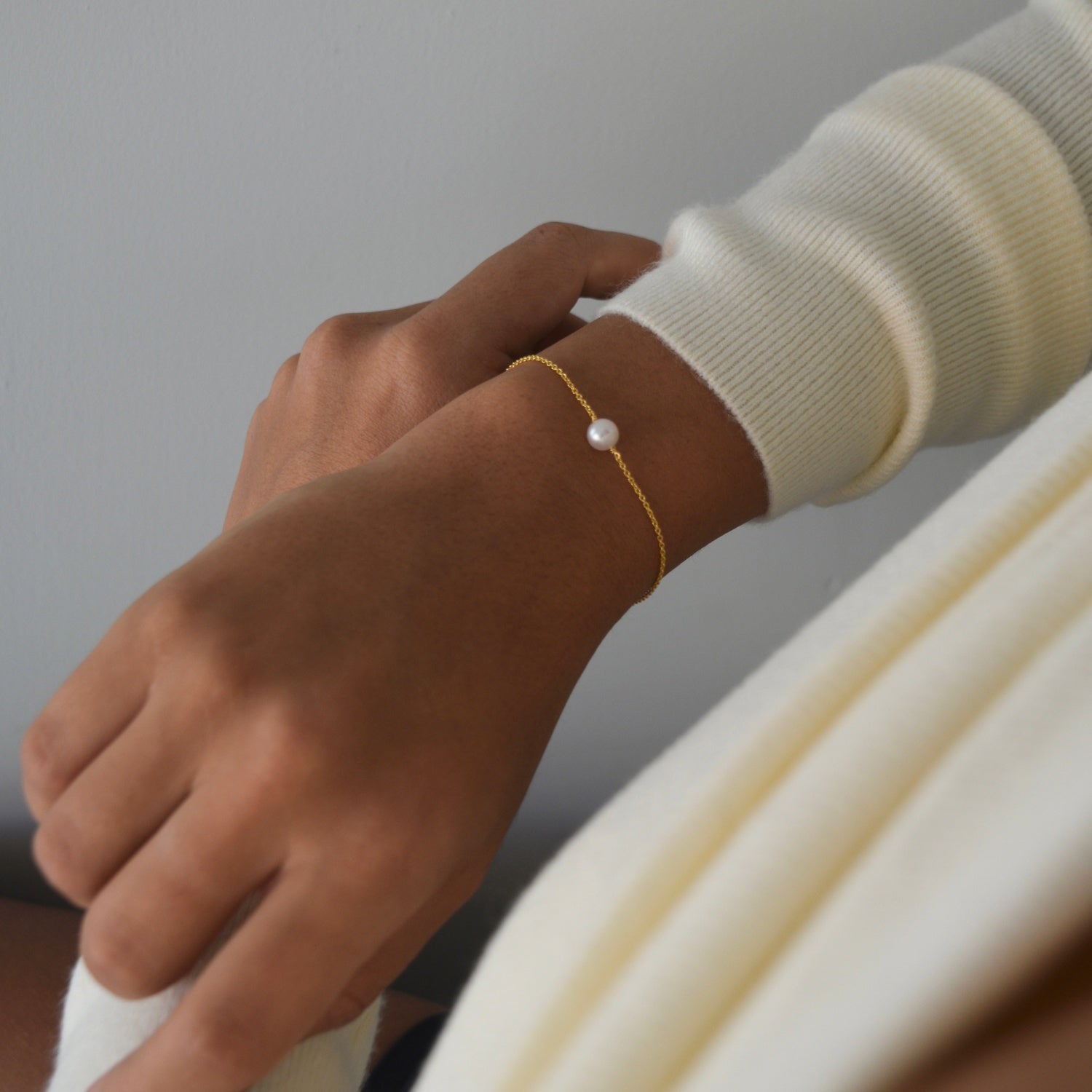Single Pearl Bracelet featuring a cultured freshwater pearl on a delicate gold vermeil chain.