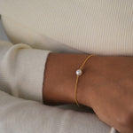Single Pearl Bracelet featuring a cultured freshwater pearl on a delicate gold vermeil chain.