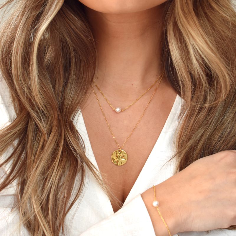 Single Pearl Bracelet featuring a cultured freshwater pearl on a delicate gold vermeil chain.