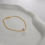 Single Pearl Bracelet featuring a cultured freshwater pearl on a delicate gold vermeil chain.