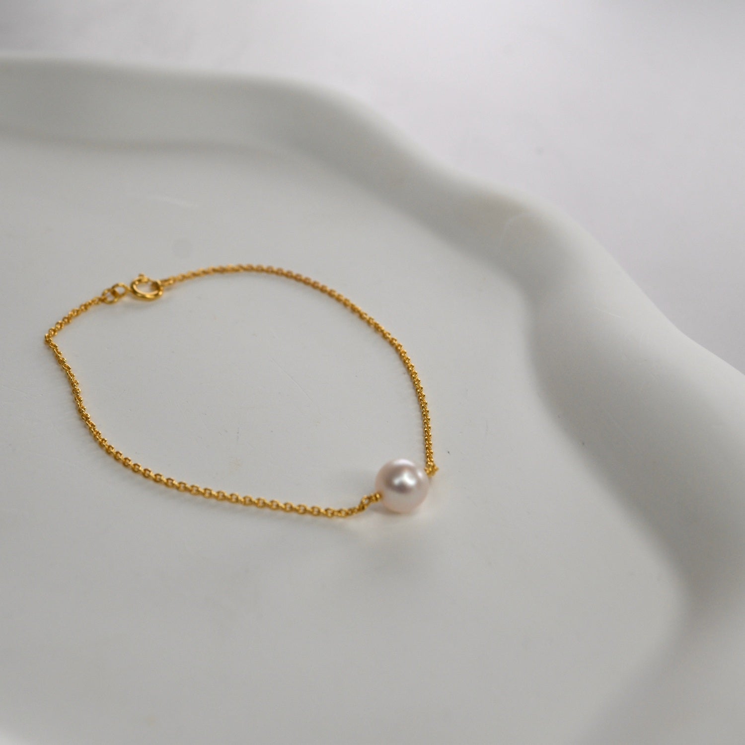 Single Pearl Bracelet featuring a cultured freshwater pearl on a delicate gold vermeil chain.
