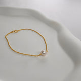 Single Pearl Bracelet featuring a cultured freshwater pearl on a delicate gold vermeil chain.