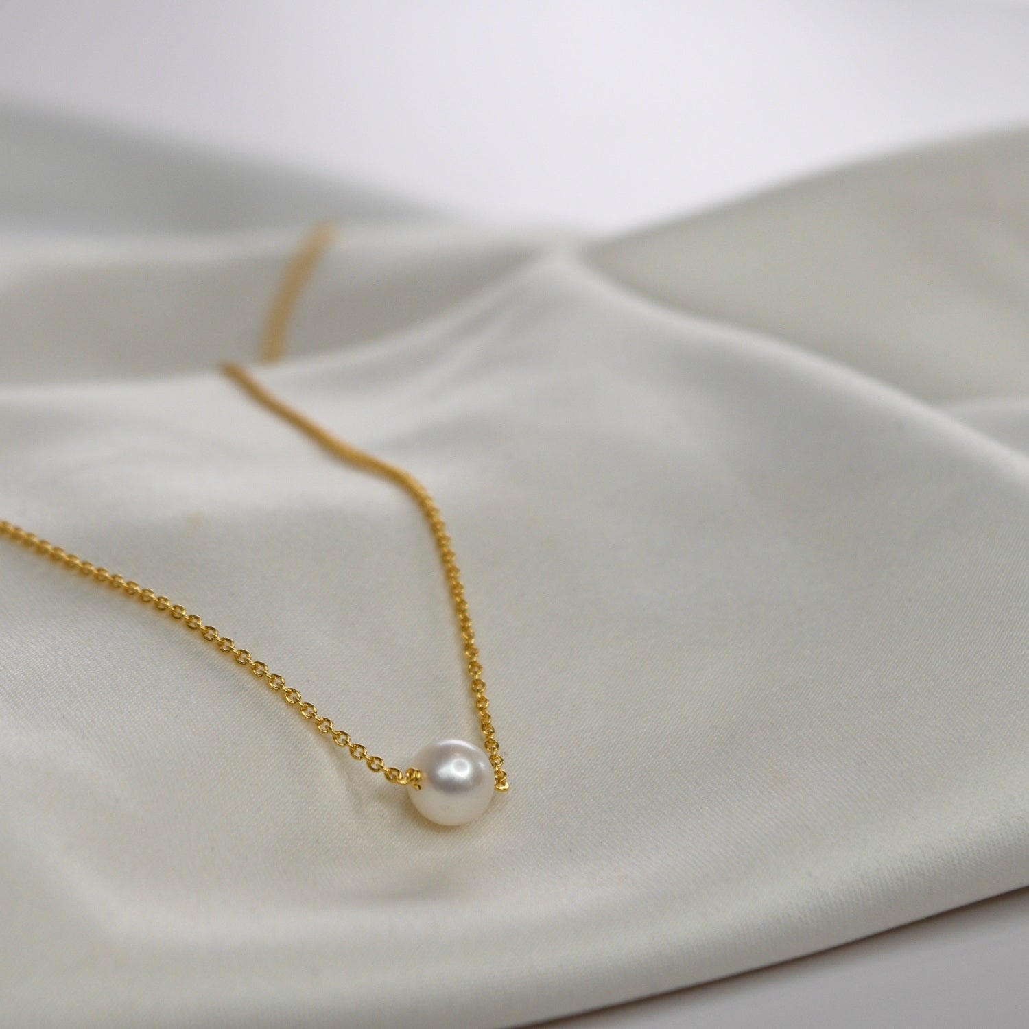 Single Pearl Choker Necklace with a cultured freshwater pearl on a delicate gold vermeil chain.